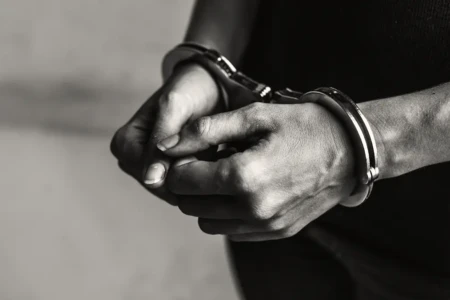 Mulher é presa em Goiânia após ser confundida em mandado de prisão com irmã gêmea condenada, diz defesa