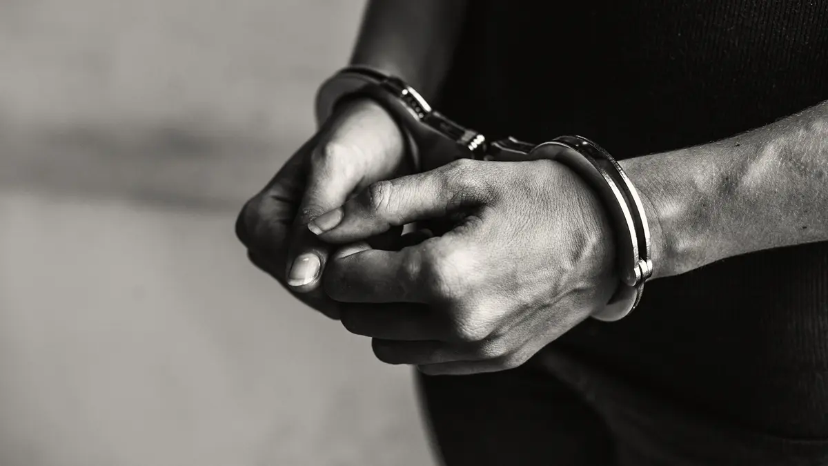 Mulher é presa em Goiânia após ser confundida em mandado de prisão com irmã gêmea condenada, diz defesa