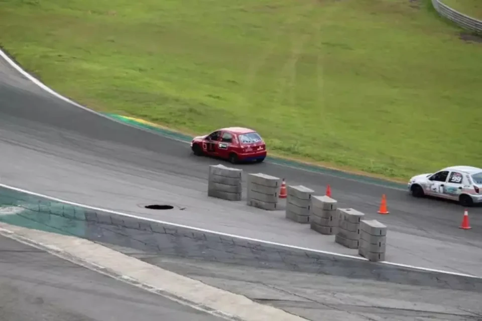 Buraco durante prova no Autódromo de Interlagos, em São Paulo