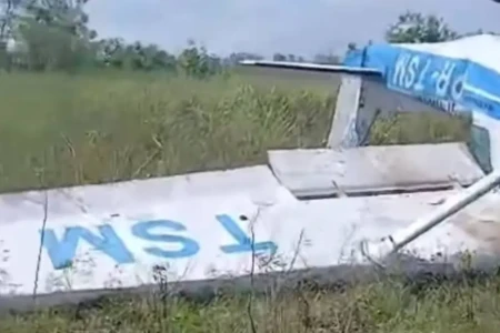 Instrutor de voo morre e aluno fica ferido em queda de avião em Manaus