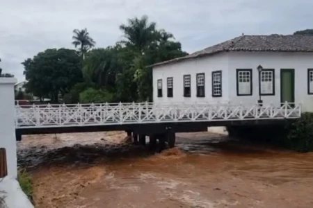 Rio Vermelho cheio na Cidade de Goiás - (Foto: reprodução/André Luiz de Souza)