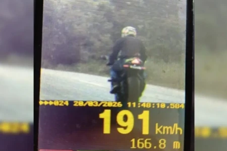 Motociclista em alta velocidade pela BR-060 - (Foto: reprodução/PRF)