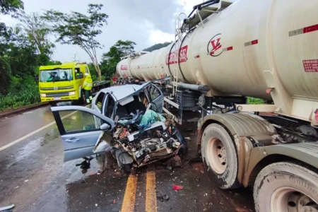 Carro ficou destruído com a força do impacto - (Foto: divulgação/PRF)