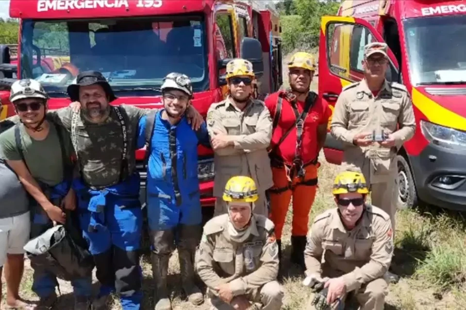 Profissional prepara descida ao local onde estava o pesquisador