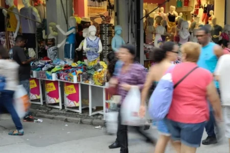 Imagem mostra pessoas circulando pelas ruas de Goiânia