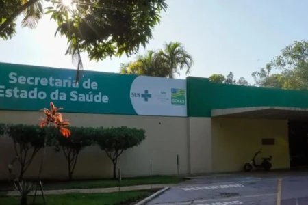 Imagem mostra fachada da Secretaria de Estado da Saúde