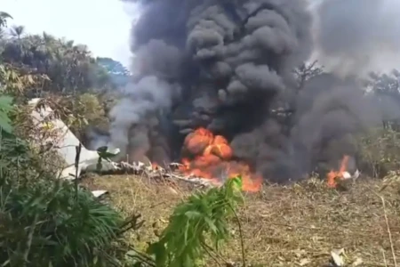Vídeos: avião militar cai na Colômbia com mais de 100 soldados a bordo (Foto: Reprodução)