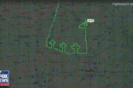 Piloto faz homenagem no céu dos EUA a militares mortos no Iraque; veja vídeo da rota desenhado sobre Ohio silhueta de soldado e três lápides