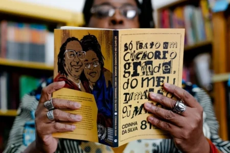 Coletivo de mulheres negras lança o livro 'Só bato em cachorro grande' em Goiânia