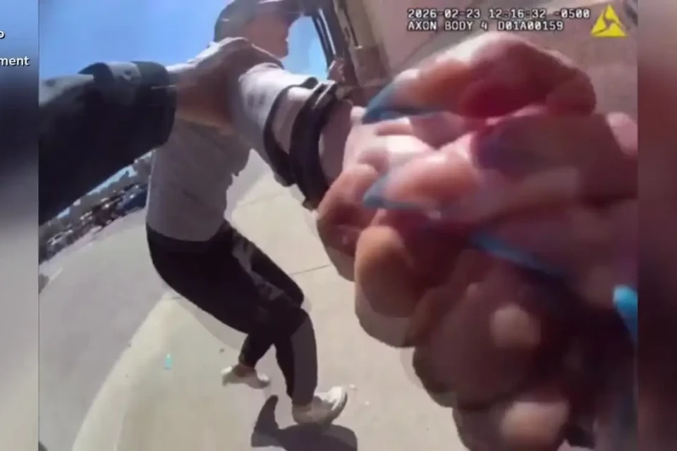 Vídeo: mulher é presa após agredir grávida, atacar idosa e morder policial Tudo aconteceu durante uma briga de trânsito nos EUA