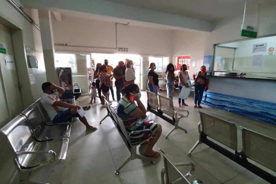 Imagem mostra pessoas a espera de atendimento em Cais de Goiânia