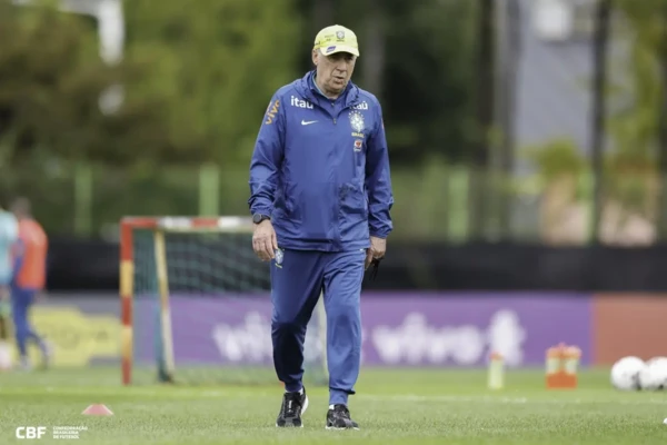 Carlo Ancelotti em treino da seleção brasileira