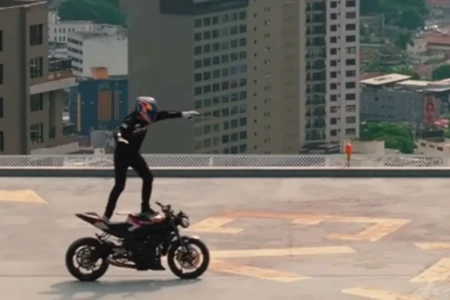 Piloto americano que fez 'grau' na 85 repetiu manobras no topo de arranha-céu em Goiânia Aaron Colton topo do Órion Business & Health Complex