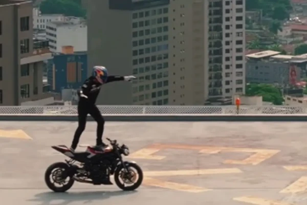 Piloto americano que fez 'grau' na 85 repetiu manobras no topo de arranha-céu em Goiânia Aaron Colton topo do Órion Business & Health Complex