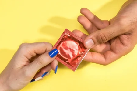 Jovens iniciam vida sexual cada vez mais cedo e uso de camisinha cai no Brasil Queda no uso de preservativo acendem alerta