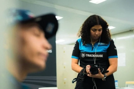 Única brasileira em uma equipe da MotoGP, Júlia Carvalho construiu trajetória até o paddock e vive rotina intensa pelo mundo
