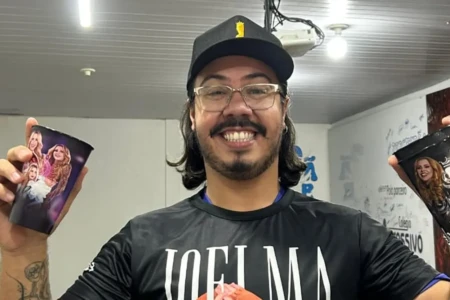 'Moveram o mundo por uma surpresa', diz professor convidado por Joelma para ser padrinho de turma em Goiânia