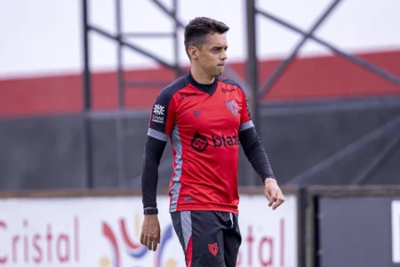 Matheus Ribeiro em treino no Atlético