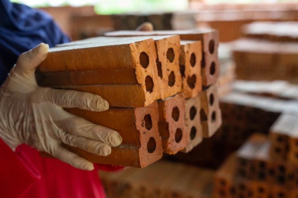 Conflito no Oriente Médio encarece frete e pressiona preços de materiais de construção em Goiás Setor de construção civil