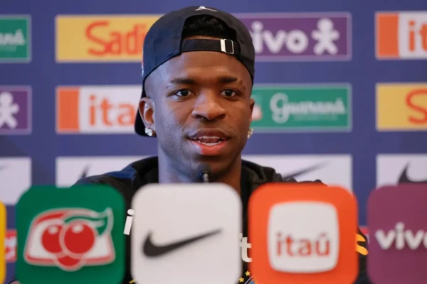 Vini Jr em coletiva na seleção brasileira