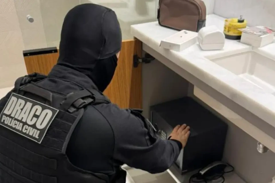 Policial cumprindo mandados - (Foto: reprodução/PCMT)