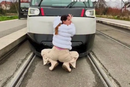 Mulher se casa com bonde e revela vida íntima faz sexo com o veículo Sandra Rahm, de 44 anos, diz sofrer de objectofilia; entenda fotos