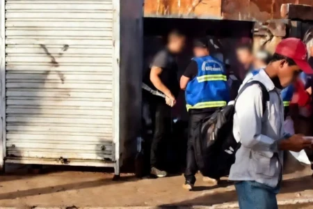 Fiscais da prefeitura de Goiânia são acusados de derrubar ambulante durante ação em terminal