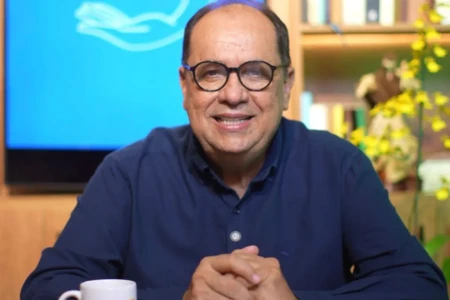 Na cidade de Goiás, padre lança livro sobre relações humanas na era digital (Foto: Reprodução)