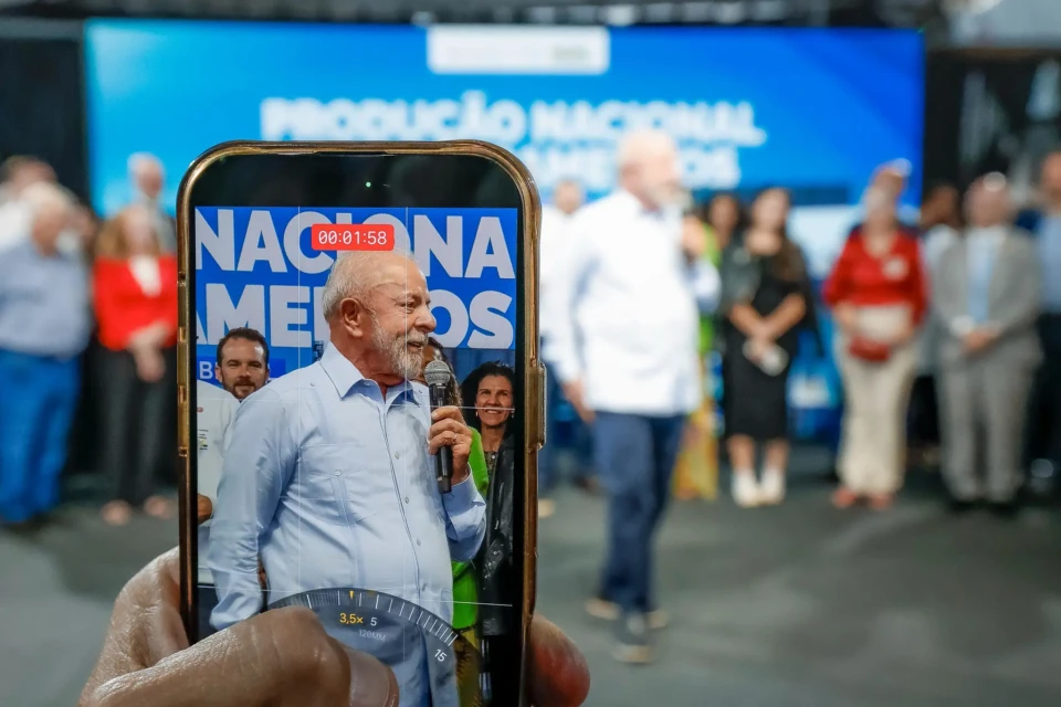 Lula rebate fala de Flavio Bolsonaro sobre Opala: 'Pai dele que está em desmanche' (Foto: Divulgação)