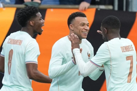 Mbappé comemora gol da França contra a seleção brasileira