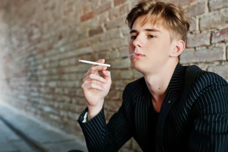 A ligação entre o uso de maconha e transtornos psicóticos Adolescentes que usam maconha podem desenvolver psicose e bipolaridade