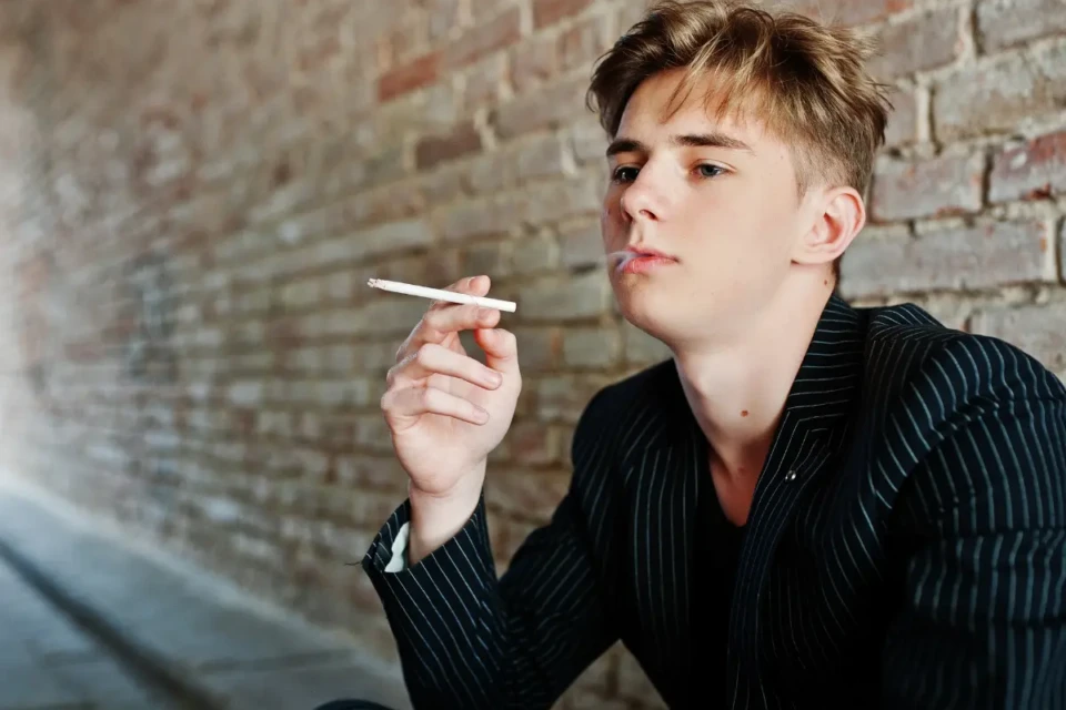 A ligação entre o uso de maconha e transtornos psicóticos Adolescentes que usam maconha podem desenvolver psicose e bipolaridade