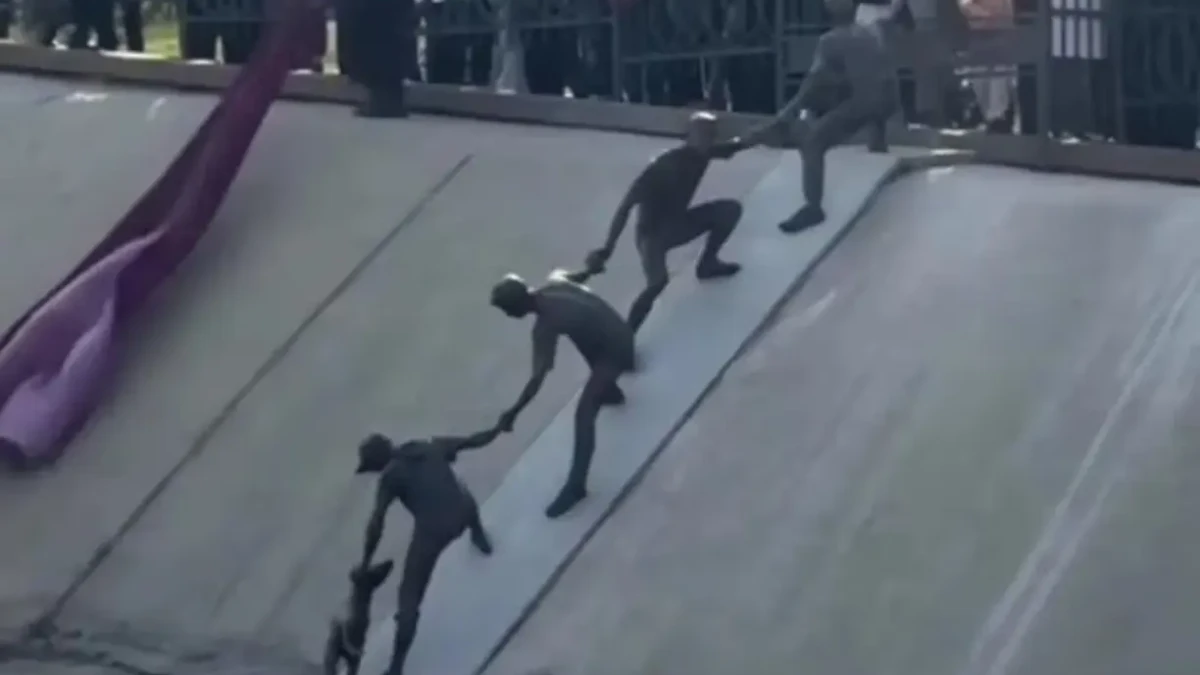 Escultura eterniza resgate coletivo de cachorro e emociona moradores no Cazaquistão; vídeo Ato de solidariedade que comoveu o mundo em 2016