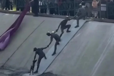 Escultura eterniza resgate coletivo de cachorro e emociona moradores no Cazaquistão; vídeo Ato de solidariedade que comoveu o mundo em 2016
