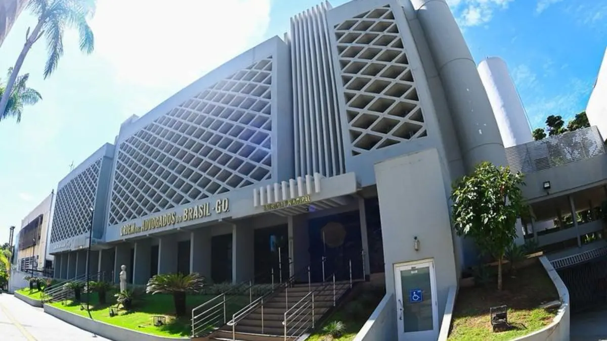 Imagem mostra fachada de prédio da OAB Goiás