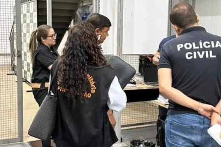 Polícia Civil e Vigilância Sanitária durante operação - (Goto: reprodução/PC)