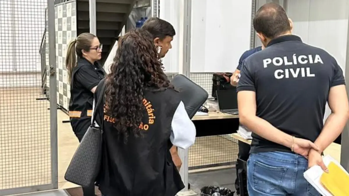 Polícia Civil e Vigilância Sanitária durante operação - (Goto: reprodução/PC)