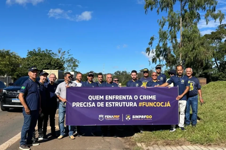 PRFs segurando cartaz durante mobilização - (Foto: reprodução/SINPRF-GO)