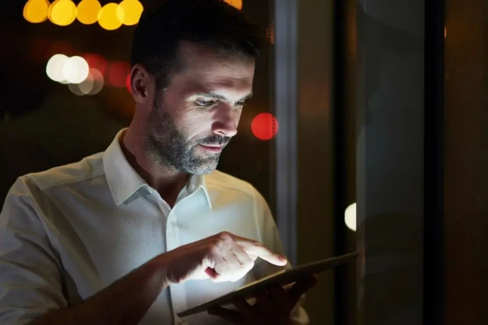 Imagem mostra homem usando dispositivo eletrônico