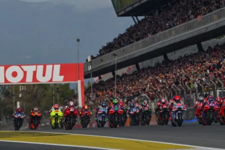 Imagem mostra grid durante largada dos pilotos em Goiânia