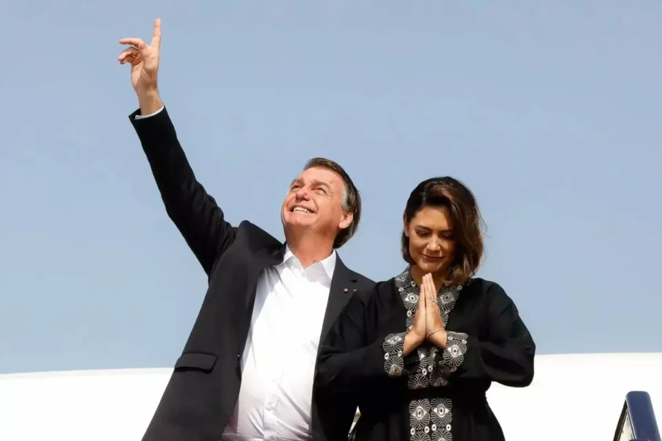 Michelle contradiz Carlos e diz que Bolsonaro está sem soluços há seis dias
