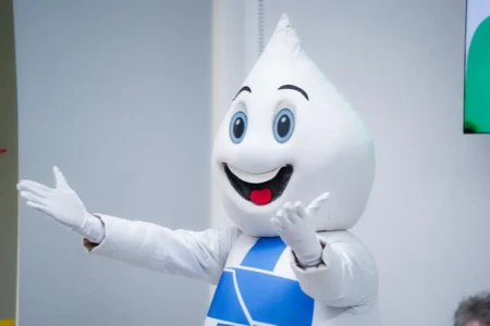 Zé Gotinha de braços abertos