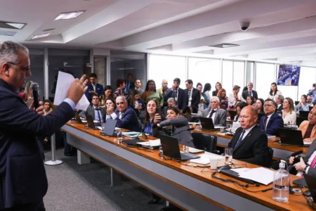 Governo derrota oposição na CPI do INSS e rejeita relatório que pedia indiciamento de Lulinha