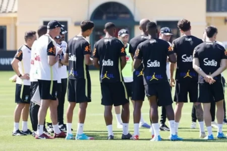 Jogadores da seleção brasileira durante treino