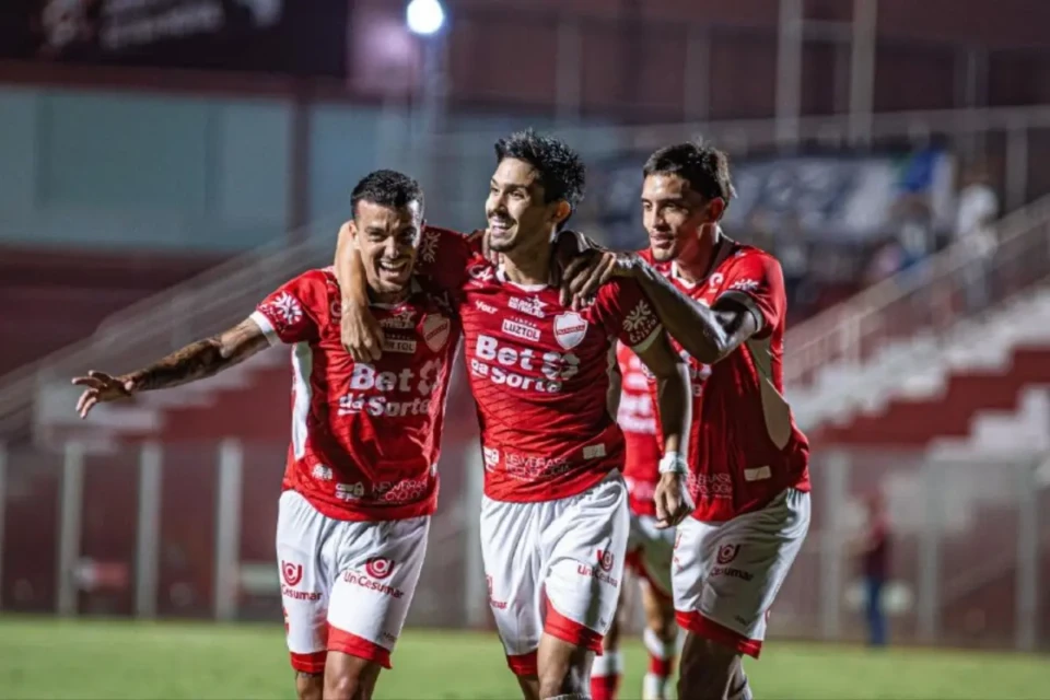 Jogadores do Vila Nova comemoram gol contra o Operário-MS