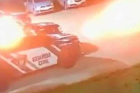 Viatura e pátio da GCM pegando fogo após atentado - (Foto: reprodução)