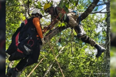 Bombeiro resgatando praticante de parapente - (Foto: reprodução/Corpo de Bombeiros)