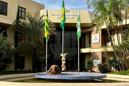 Imagem mostra fachada da Câmara Municipal de Goiânia