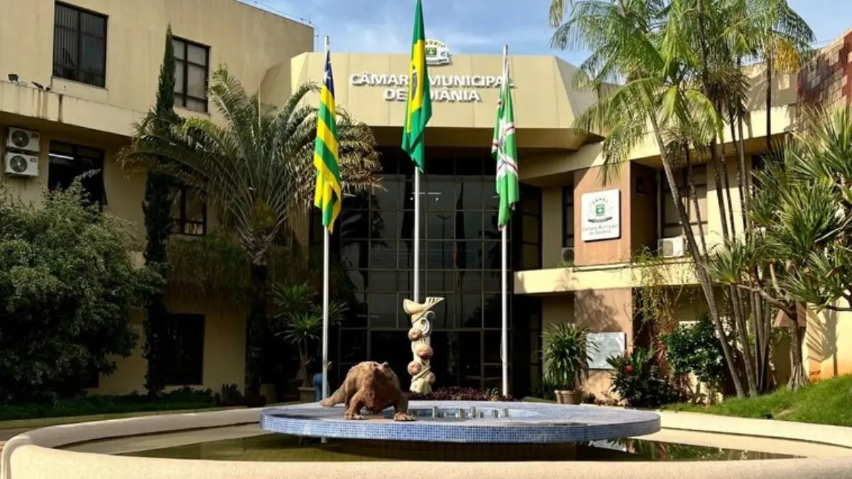 Imagem mostra fachada da Câmara Municipal de Goiânia