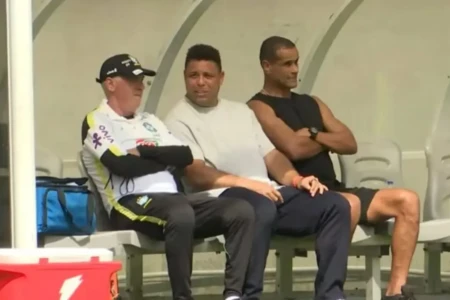 Ronaldo e Rivaldo ao lado de Ancelotti em treino da seleção